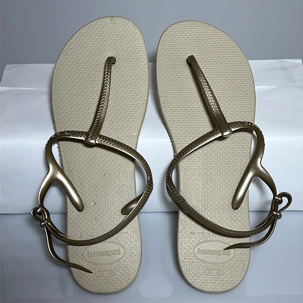 NEW Havanaias Sandals Metallic Gold Straps - T-Shape - Womens Size 11 / 41-42